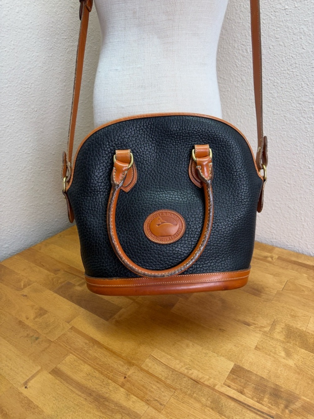 Vtg Dooney & Bourke All Weather Leather Domed Satchel Navy British Tan USA Made - Picture 6 of 15
